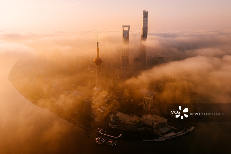航拍平流雾下的上海陆家嘴图片素材