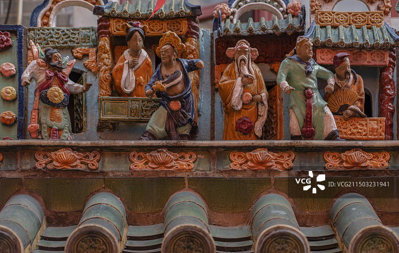广东深圳宝安区级保护建筑北帝古庙上的岭南瓷雕图片素材