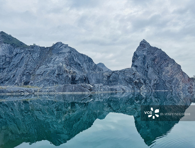 神山圣湖图片素材