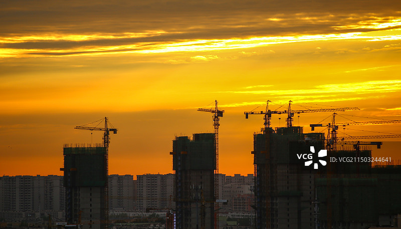 建筑工地上空的火烧云图片素材