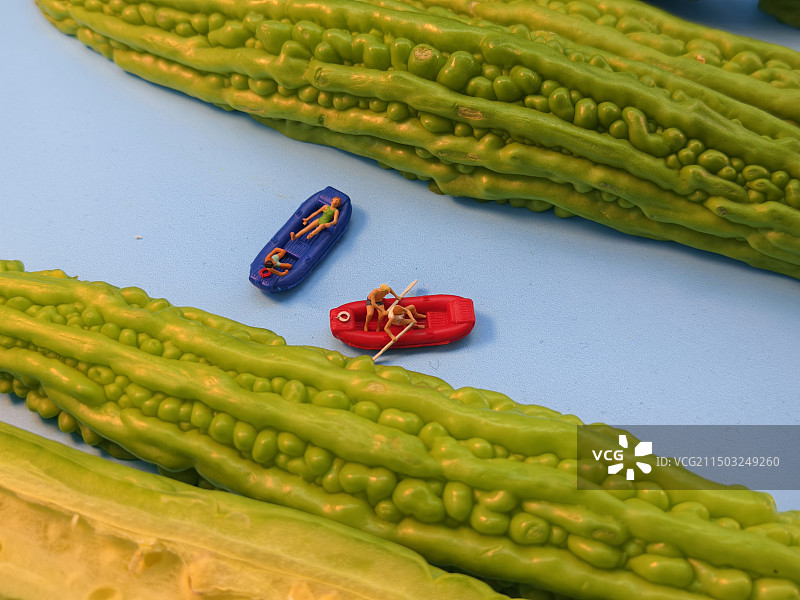 湖泊里的小船图片素材