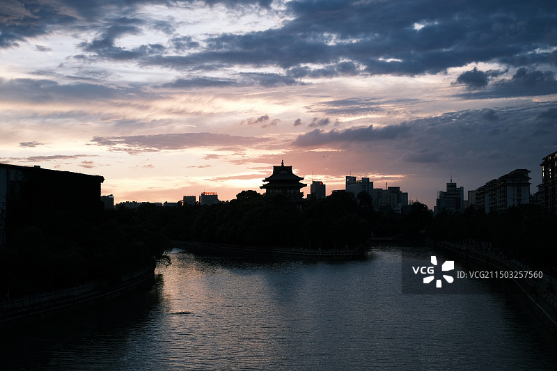 常州天宁区，夏天的傍晚，夕阳西下，晚霞中的东坡公园的剪影，美丽的黄昏图片素材