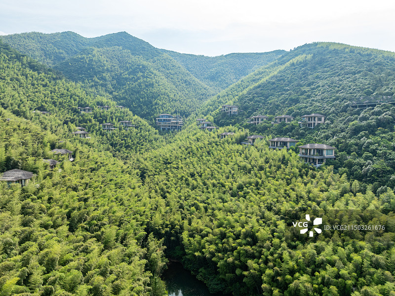 江苏省常州市溧阳南山竹海竹溪谷御水温泉酒店别墅航拍风光图片素材