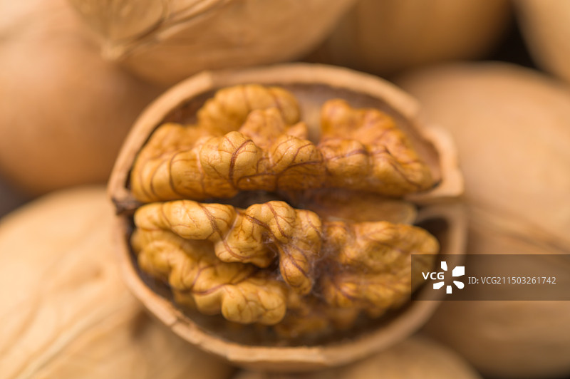 年货坚果开口纸皮核桃图片素材