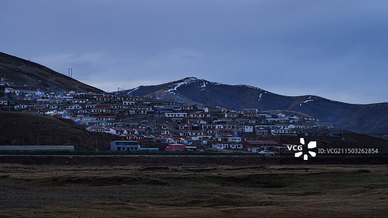 黄河边上达日县城对面，甘德县哇英曲日神山下的藏民居住区图片素材