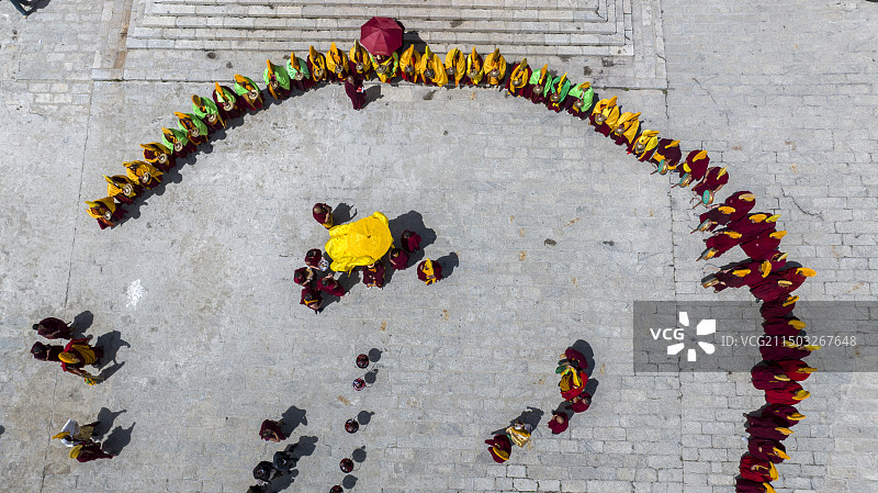 318公路理塘长青春科尔寺喇嘛做法事俯拍图片素材