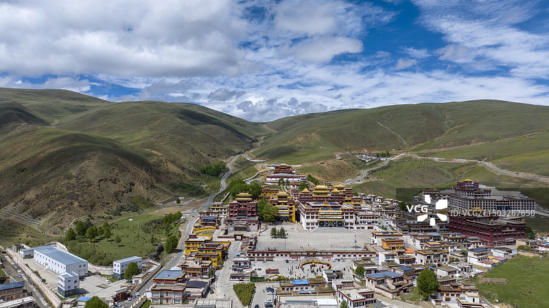 318公路理塘长青春科尔寺喇嘛做法事远景2图片素材