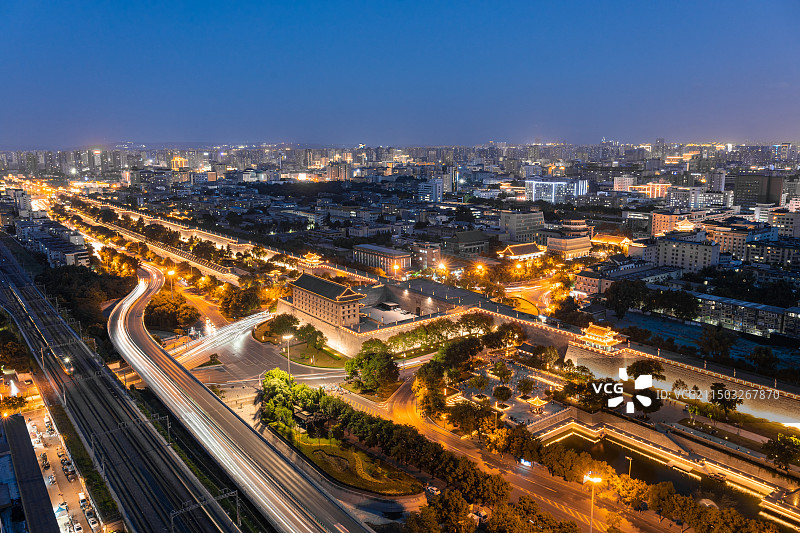 蓝调下的西安安远门图片素材