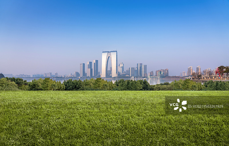 苏州东方之门草坪图片素材