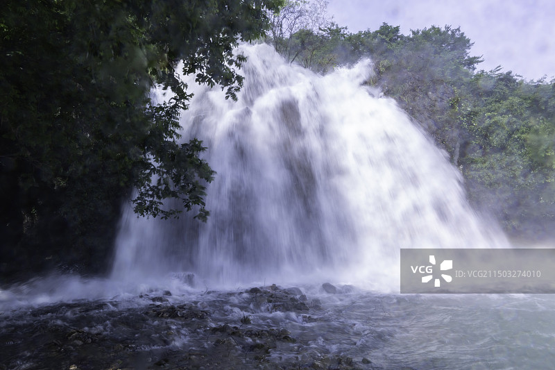 青山水库瀑布--湖北咸宁通城县图片素材