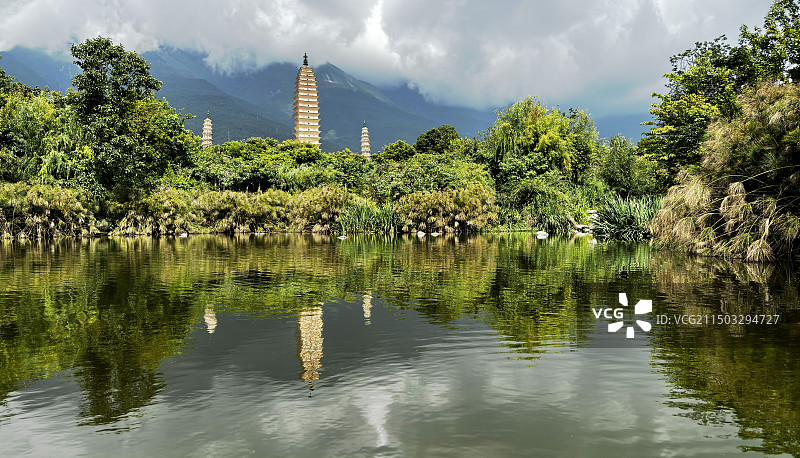 大理三塔倒影图片素材