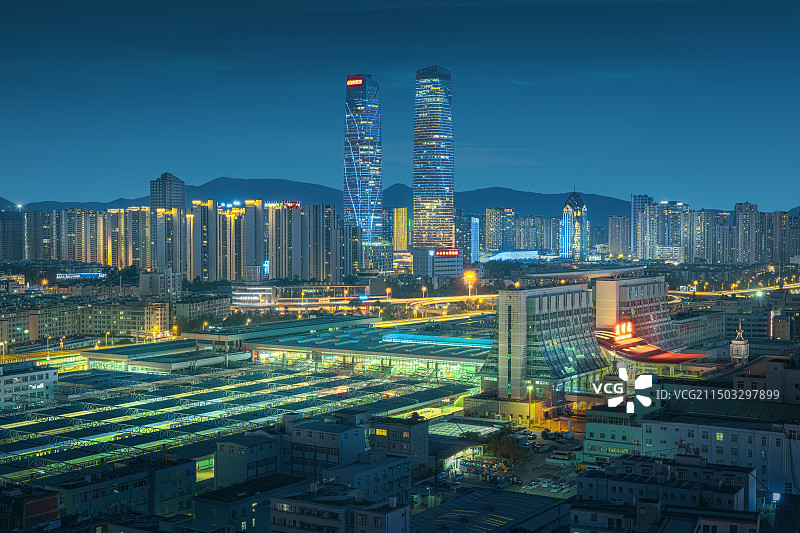 夜色中的昆明城，昆明火车站和远处的万达双塔熠熠生辉。图片素材