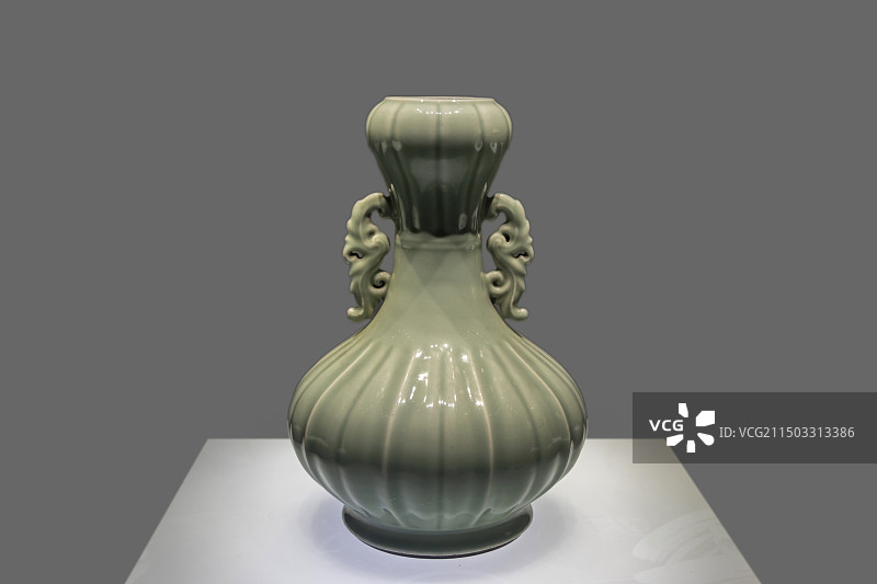 江西省景德镇中国陶瓷博物馆：豆青釉瓜棱双耳蒜头瓶（清代乾隆）图片素材