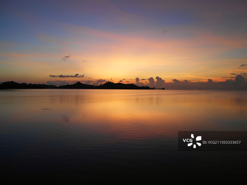 日落时海景映衬着天空图片素材