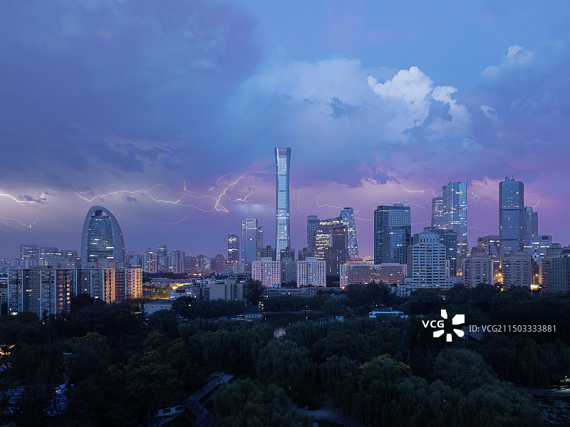 电闪雷鸣 京城之巅图片素材
