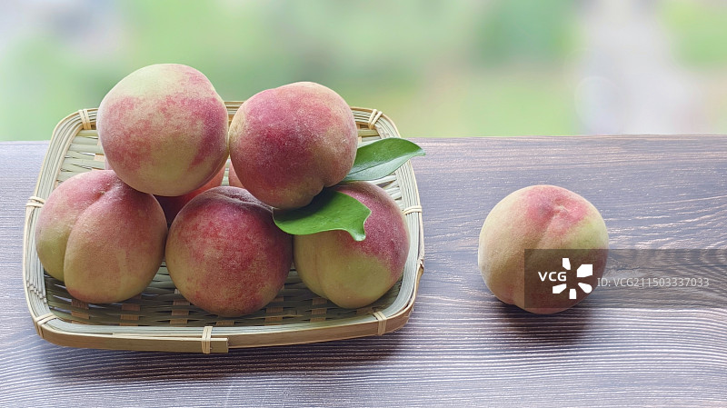 甜而多汁的水蜜桃图片素材