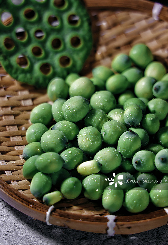 篮子里水果的高角度视图图片素材