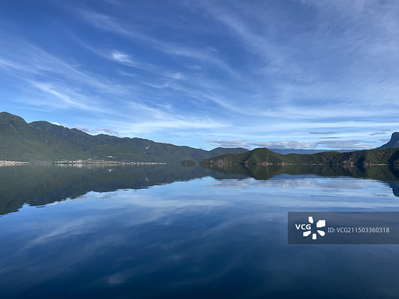 蓝天映衬下的湖光山色图片素材