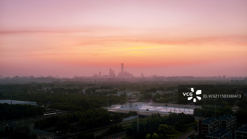 晨雾北京 古今对望中轴线图片素材