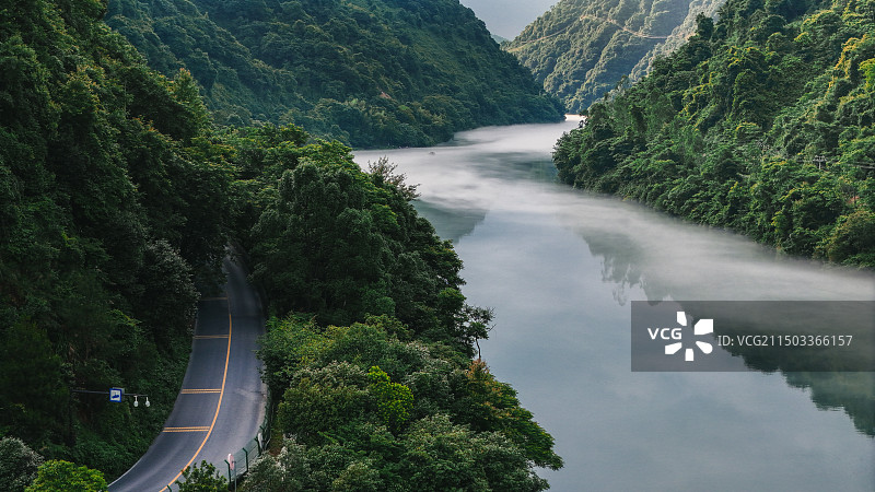 雾漫小东江图片素材