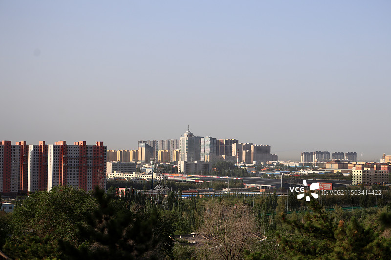 在战国赵长城看呼和浩特夏天城市风光和白塔乌素图召图片素材