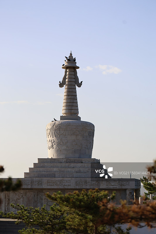 在战国赵长城看呼和浩特夏天城市风光和白塔乌素图召图片素材
