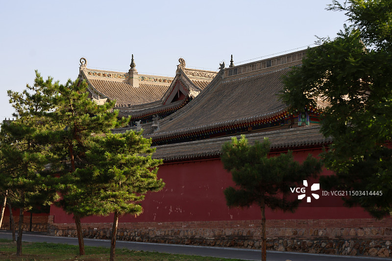 在战国赵长城看呼和浩特夏天城市风光和白塔乌素图召图片素材