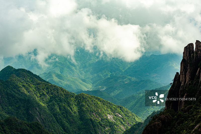江西省，上饶市，三清山景区，云雾笼罩下的山峦图片素材