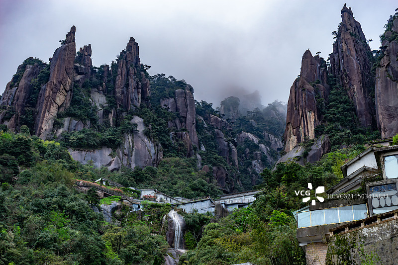 江西省，上饶市，三清山景区，云雾笼罩下的山峦图片素材