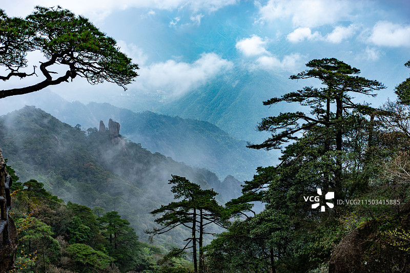 江西省，上饶市，三清山景区，云雾笼罩下的山峦图片素材