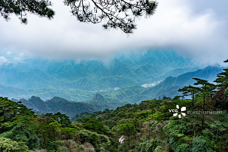 江西省，上饶市，三清山景区，云雾笼罩下的山峦图片素材