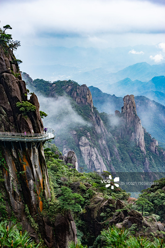江西省，上饶市，三清山景区，云雾笼罩下的山峦图片素材