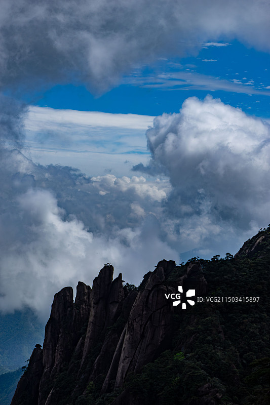 江西省，上饶市，三清山景区，云雾笼罩下的山峦图片素材