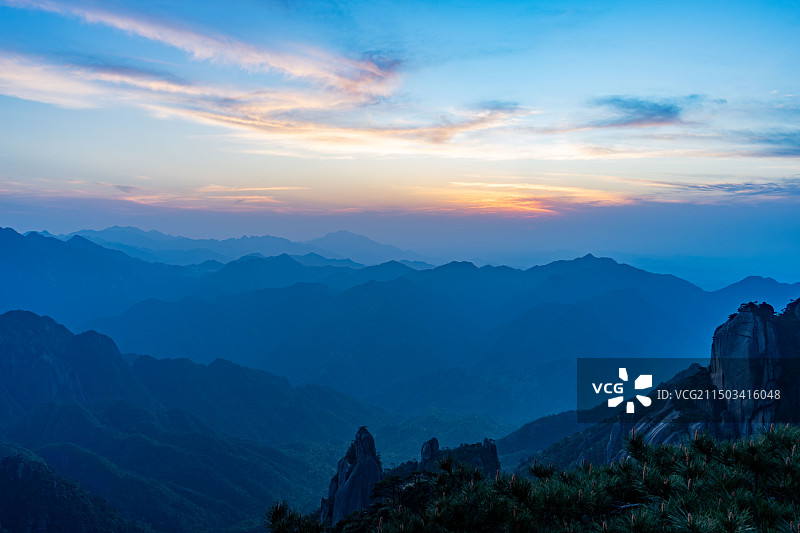 江西省，上饶市，三清山，落日，云雾笼罩的山峦图片素材