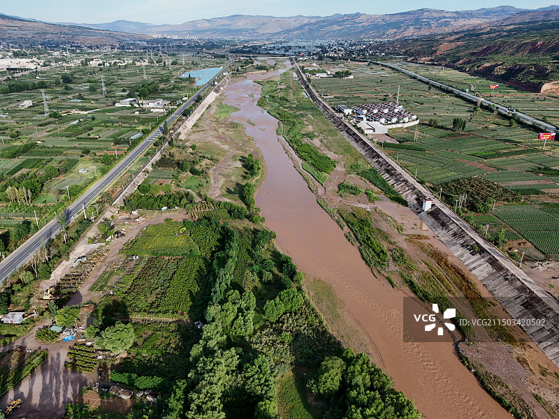 天水小镇渭河边的景色图片素材