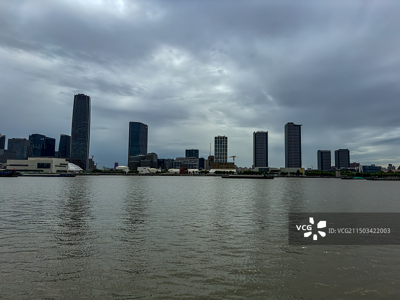 上海滨江大道黄浦江城市天际线图片素材