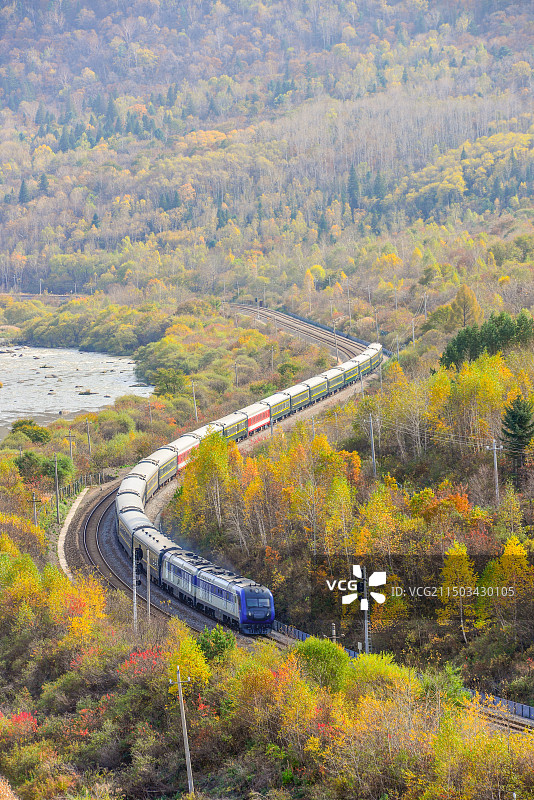 佳木斯-北京K340次秋日时分接近绥佳线绿潭站图片素材
