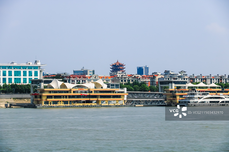 长江汛期时节的武汉黄鹤楼图片素材