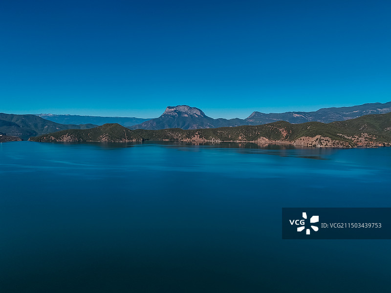 泸沽湖和格姆女神山图片素材