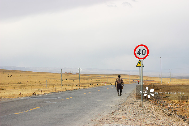 G317国道上磕长头前往拉萨的藏族信徒图片素材