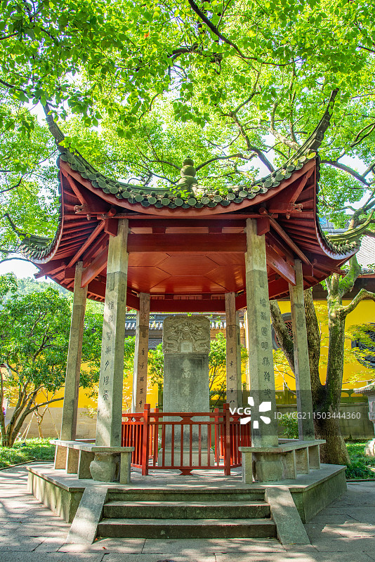 南屏晚钟康熙御碑亭 文物古迹 历史遗迹 净慈禅寺 杭州 寺庙 庙宇 净寺 净慈寺 西湖畔图片素材