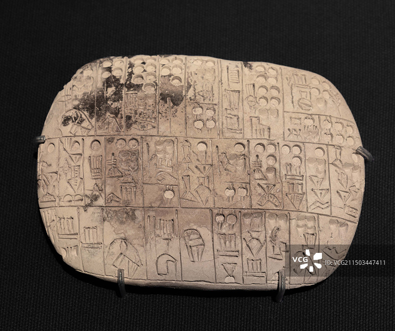 美索不达米亚平原楔形文字石板特写图片素材