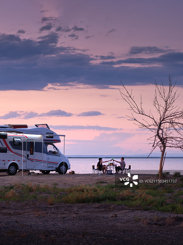 新疆阿勒泰地区乌伦古湖天鹅湖水寨景区-房车露营看日落图片素材