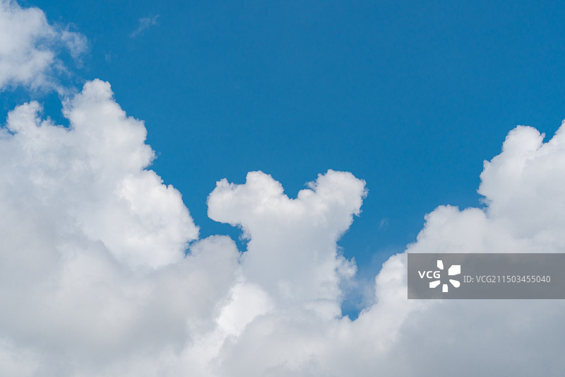 无人机高空航拍的蓝天白云图片素材