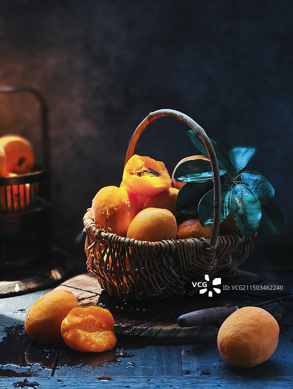 一篮子黄杏图片素材