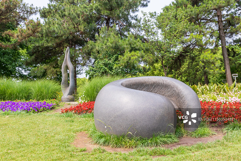 苏州金鸡湖边上的”亲兰之旅“雕塑图片素材