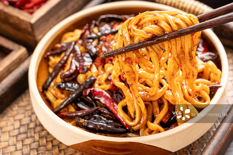 美味好吃的牛魔王拌面图片素材