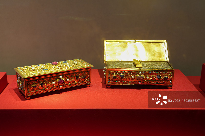 北京故宫博物馆清朝乾隆金嵌珍珠宝石藏经匣图片素材