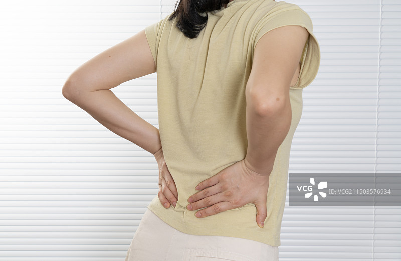 年轻女性腰痛图片素材