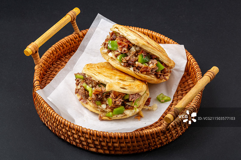 陕西小吃腊汁肉夹馍 卤肉肉夹馍图片素材